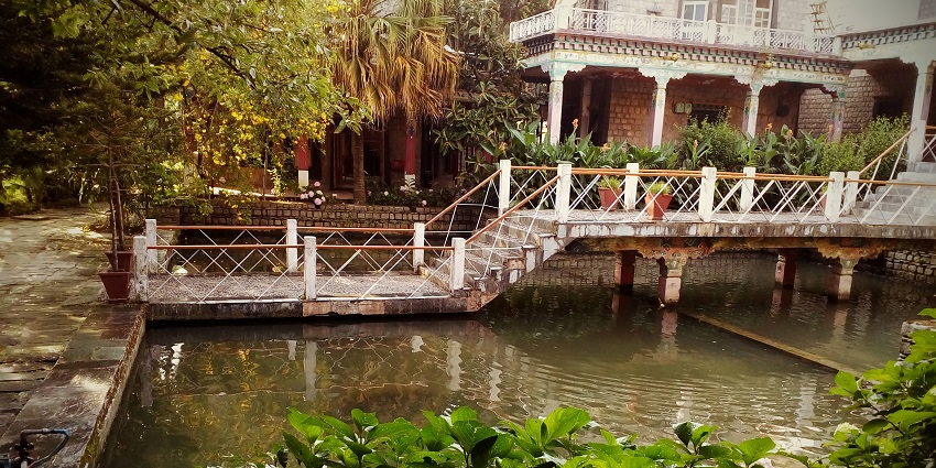 Tashijong Monastery is situated in the Kangra Valley and has peaceful surroundings.