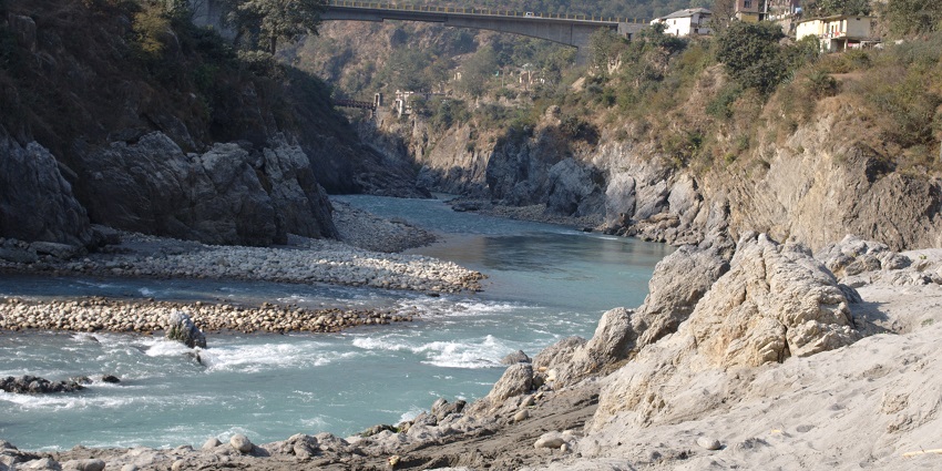 Diving into Tattapani hot water spring is one of the rejuvenating things to do in Naldehra