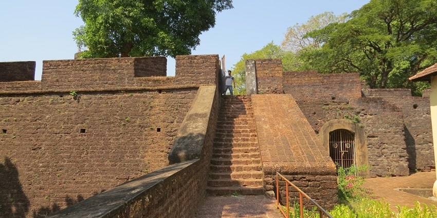 The winter stretch of the year adorn the fort to its utmost beauty with its pleasant weather