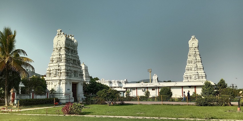 A picture of the captivating and intrinsic architecture of the Balaji Temple in Guwahati.