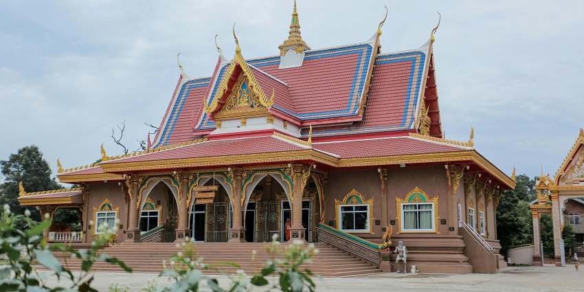 Wat Umong temple in Chiang Mai, featuring ancient tunnels and tranquil surroundings