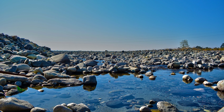 A tranquil view along the Tezu-Roing road, capturing the beauty of Arunachal Pradesh.