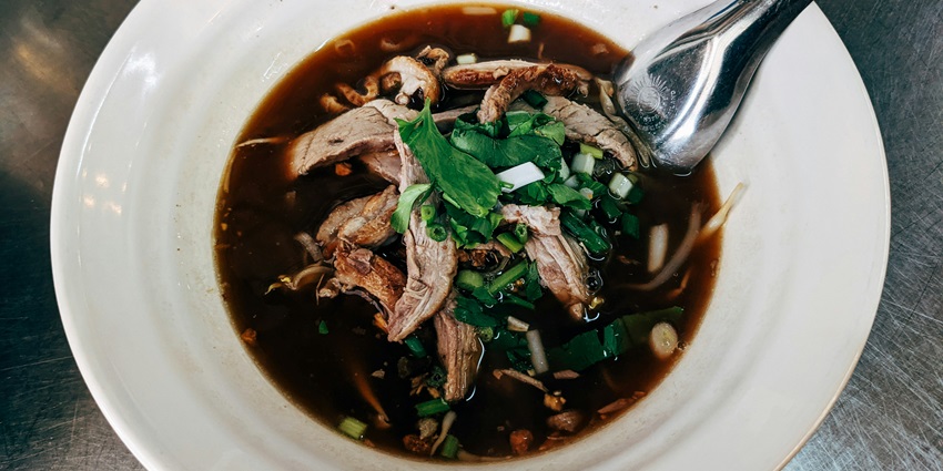 Thai cuisine has a fusion of chicken, vegetables, chilli gravy, and distinct flavours.