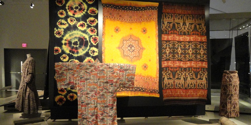 Thai Textile Exhibition inside the Bangkok National Museum is a must to explore.
Viewers of this file can see comments and suggestions