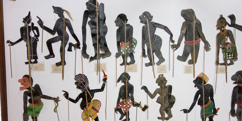 While exploring the Bangkok National Museum, you can also enjoy a traditional puppet show.