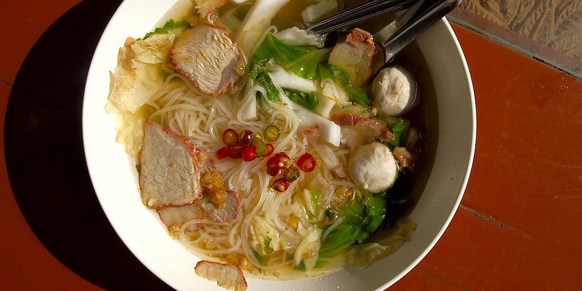 Savour delicious rice noodles with fragrant spices and rich coconut milk