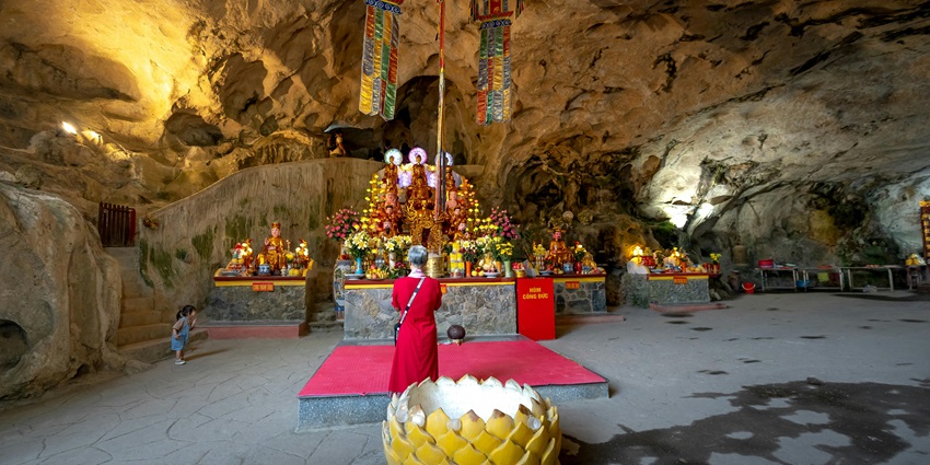 Tharon Cavе Tеmplе is a 655-metre long cave and is one of the biggest Manipur temples