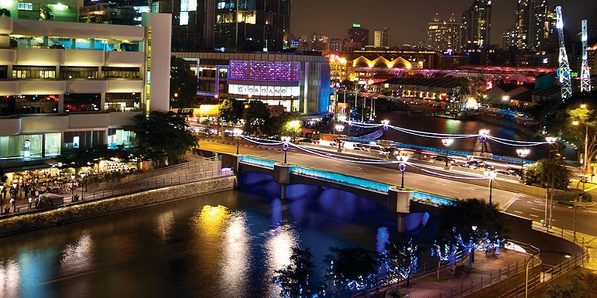 Views of the beautiful Singapore River from a restaurant during night time