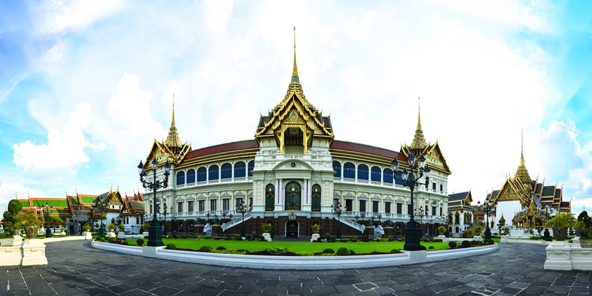 The architecture of the Grand Palace showcases the real Thai heritage and royalty.