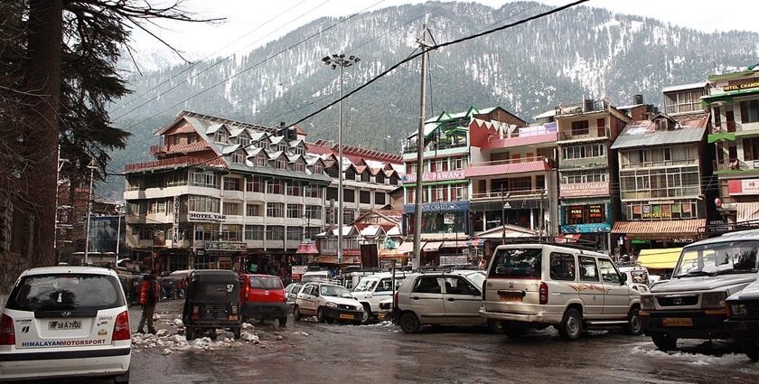 There are many places to visit in manali near mall road adding to the significance of destination.