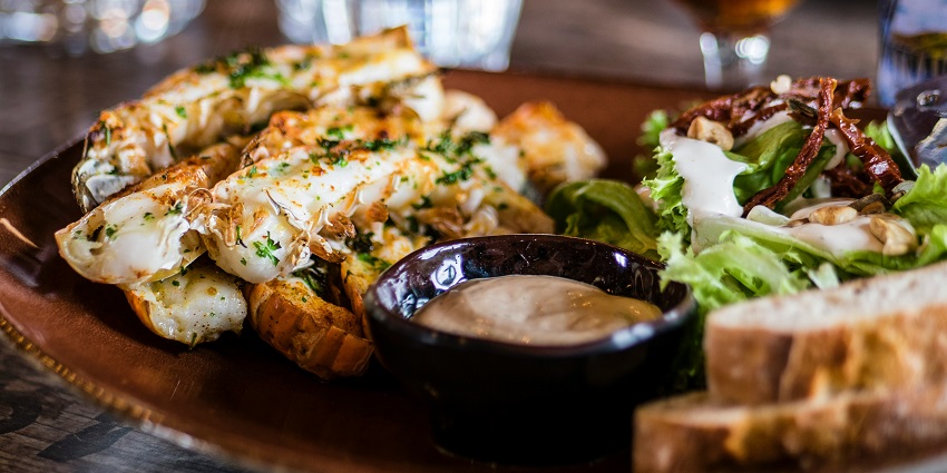 The Melting Wok Warung offers the best dining experience along with live entertainment.