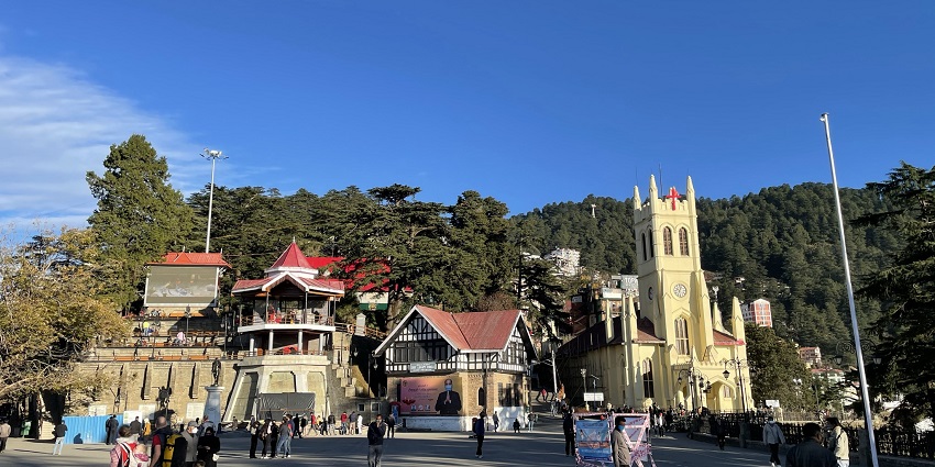 A view of tourists enjoying sightseeing at a very famous hill station in Himachal Pradesh.