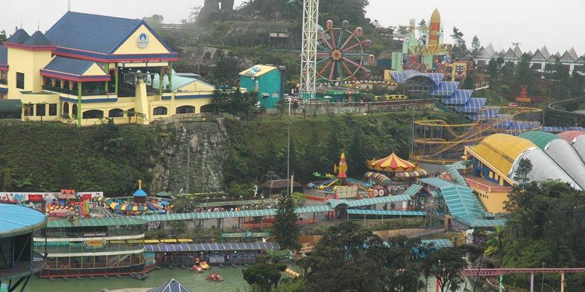 Theme park featuring crazy waterslides and rides - one of the best theme parks in Malaysia