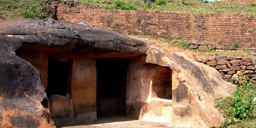 Guntupalli Caves offers various things to do in and around the region for visitors.