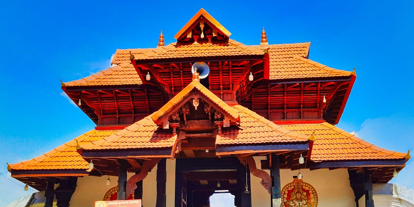 View of the celebration of a festival at the Thirumandhamkunnu Bhagavathy Temple
