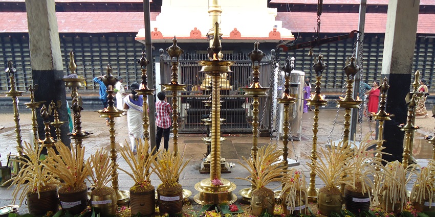 Thiruvarppu Sree Krishna Temple is an ancient Krishna temple near Kottayam, known for 24-hour rituals.