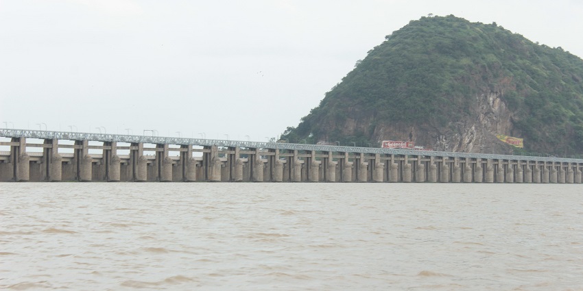 Visit the Thotapalli Barrage that is located near this fort and is a popular spot for picnics