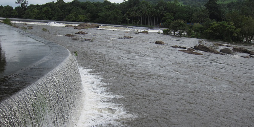 The Thumboormuzhi Dam is a top place to visit near the Pambummekkattu temple