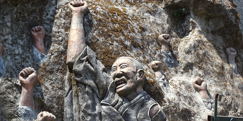 A picture of a wall art of Tibetan revolutionaries at a Martyrs memorial in Dharamshala