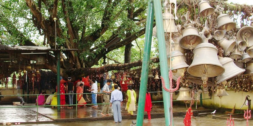 Devotees at Tilinga mandir doing hindu rituals - places to visit in Dibrugarh