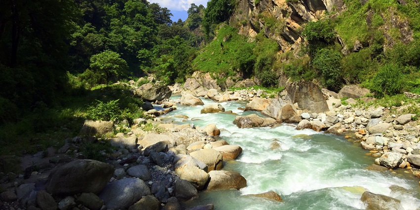 Exploring Tirthan River is, undoubtedly, one of the best things to do in Tirthan Valley.