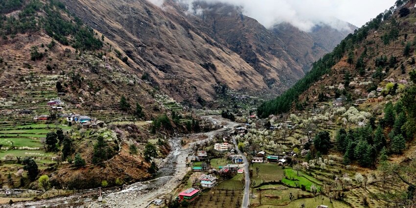 Tirthan Valley in Himachal Pradesh is surrounded by serene sports and rich biodiversity.
