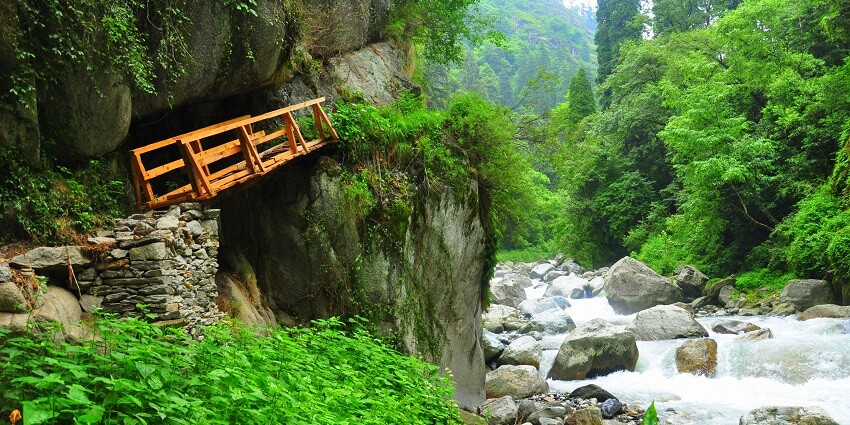 Scenic image of the beautiful Tirthan Valley covered in green lush vegetation in Himalayas
