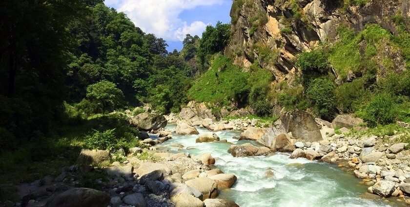 Tirthan valley is one of the most picturesque place to visit in Manali in April for nature lovers