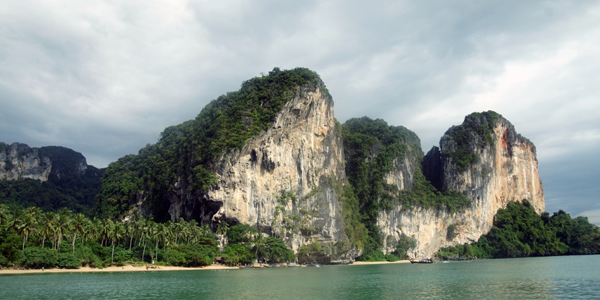 Tonsai Beach in Railay Bay, Krabi, Thailand, featuring clear turquoise waters and limestone cliffs.