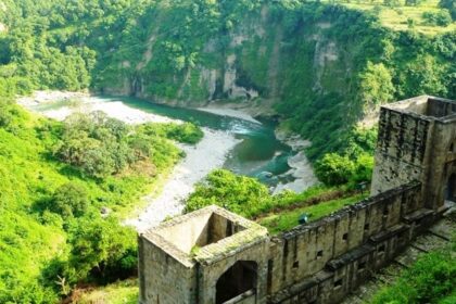 Kangra fort is one of the must-destinations on the list of places to visit in Hamirpur