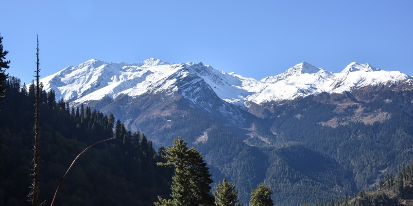 Witness the beautiful views at Tosh which is one of the best places for camping in Kasol.