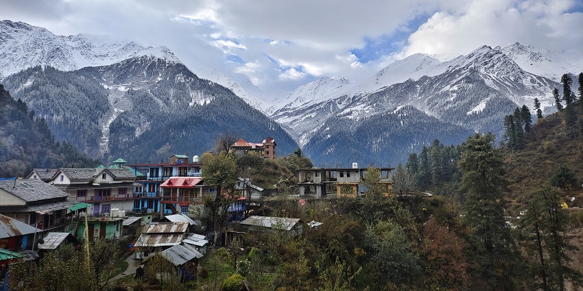 Tosh village, one of the prettiest places to visit in Tosh, has ancient wooden houses and lanes.