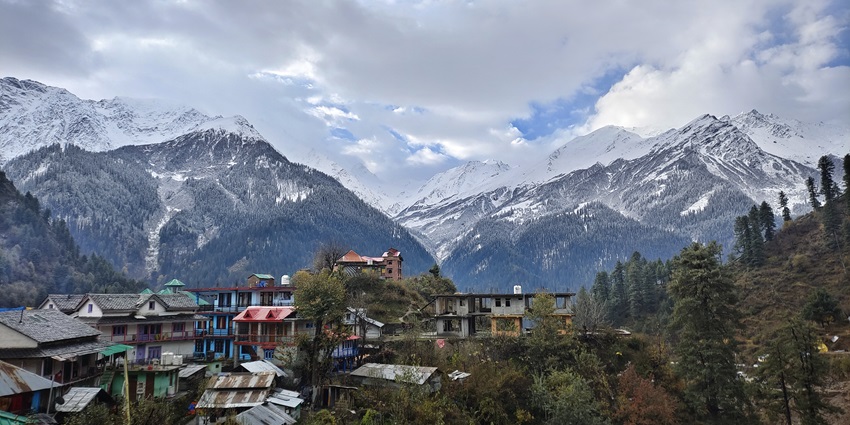 Witness the mesmerising Tosh Village, one of the places to visit in kasol in August.