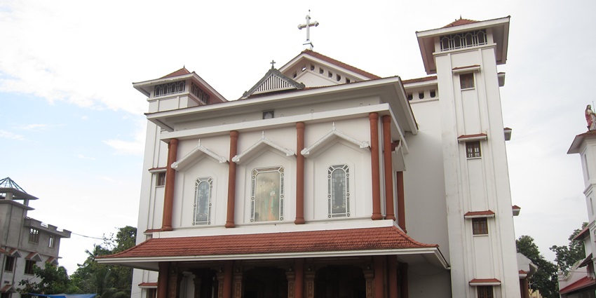 Image of Malayattoor Church with beautiful architecutre - one of the best things to do in Aluva to explore Malayattoor Church