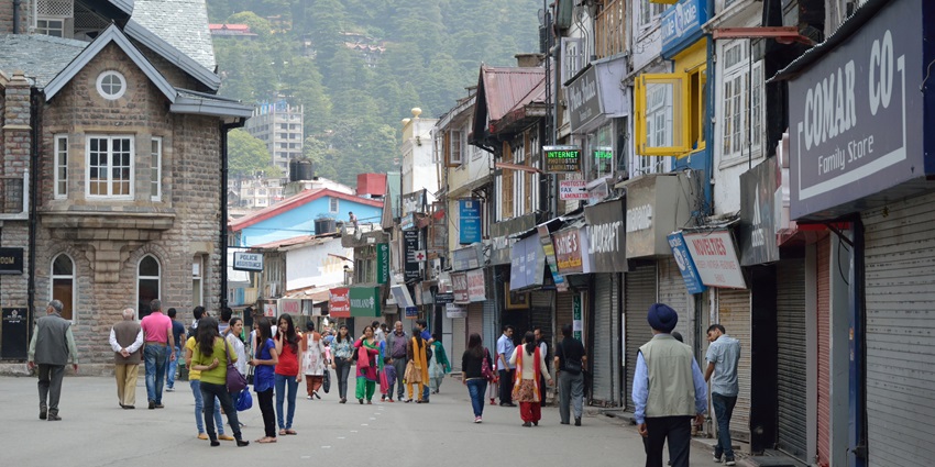 This road offers a vibrant reflection of the culture of Shimla with its shops, restaurants and cafes