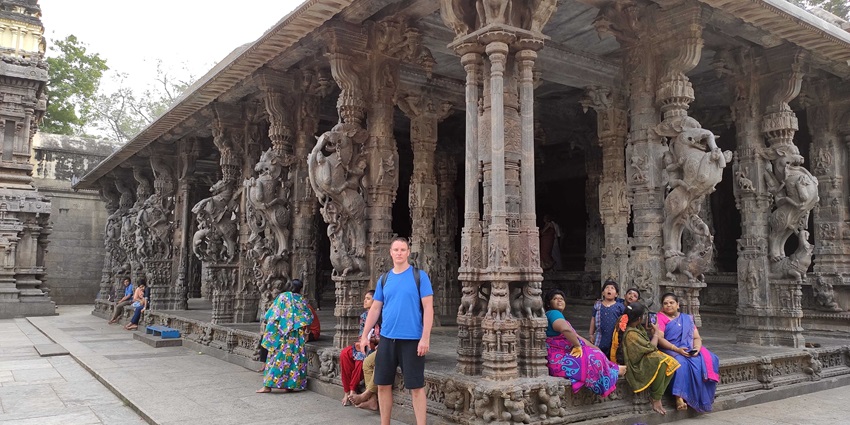The tourists in Vaikuntapuram Temple enjoy the scenic vibe of the interiors with the spiritual surroundings.