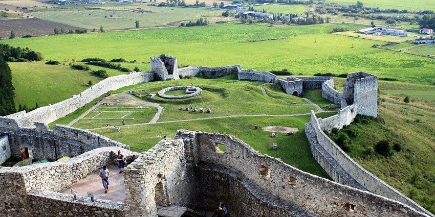 The tourists in the fort can roam around in the fort and enjoy the views leisurely.