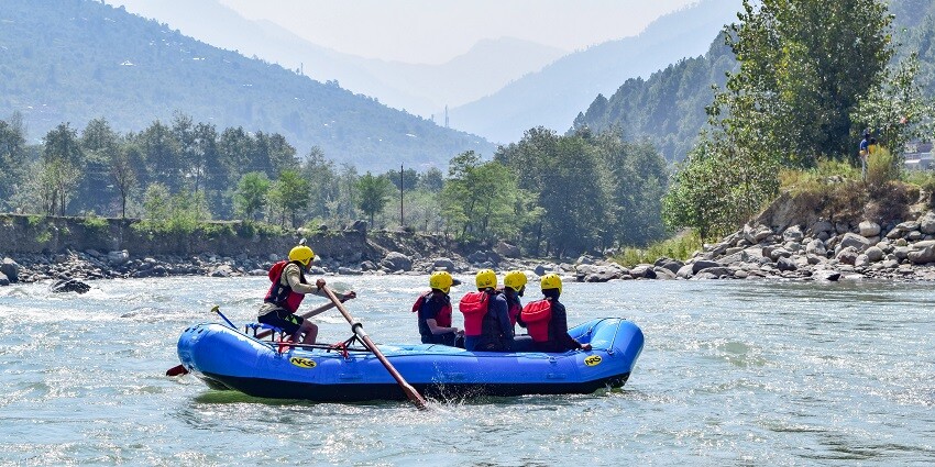 River rafting at Cahaba is the ideal thrill adventure for tourists to enjoy