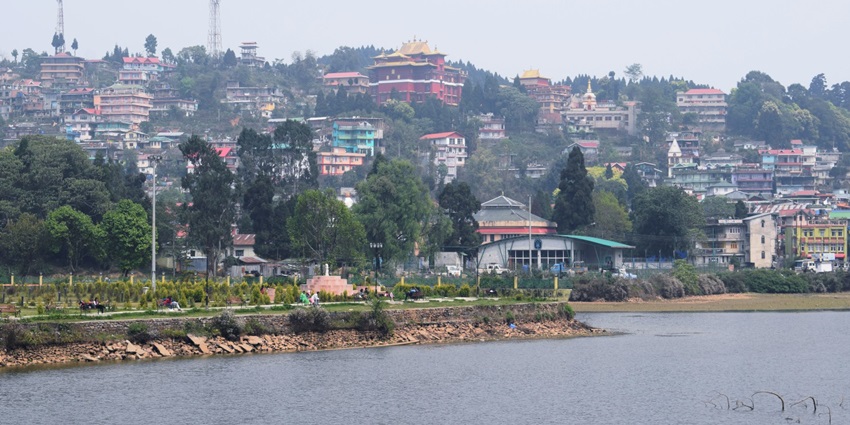 The beautiful and quaint town of Mirik in West Bengal is straight out of a colour pallet.