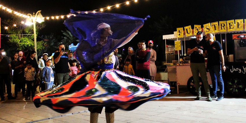 Desert safari in Sharjah entertains the audience with belly dance and Tanoura shows.