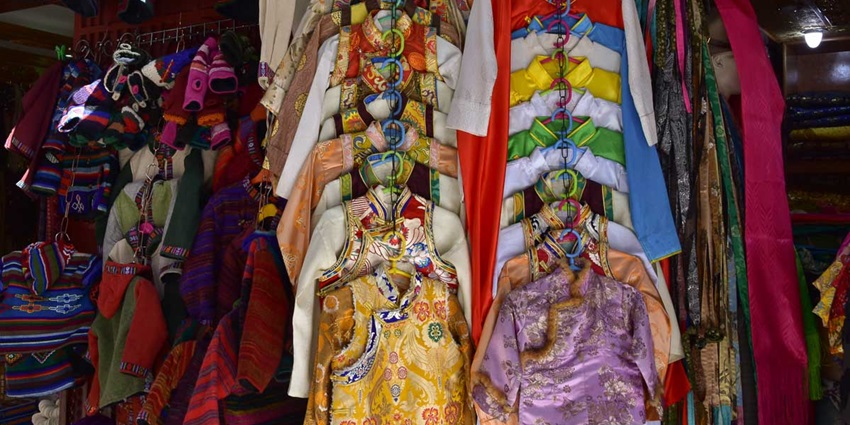 Shopping at the Tibetan market is one of the most fun things to do Dalhousie in July