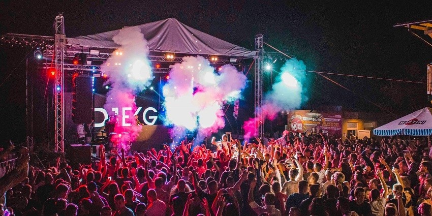 Treat Resort Silvassa welcomes a dazzling nightlife along with concerts & live music.