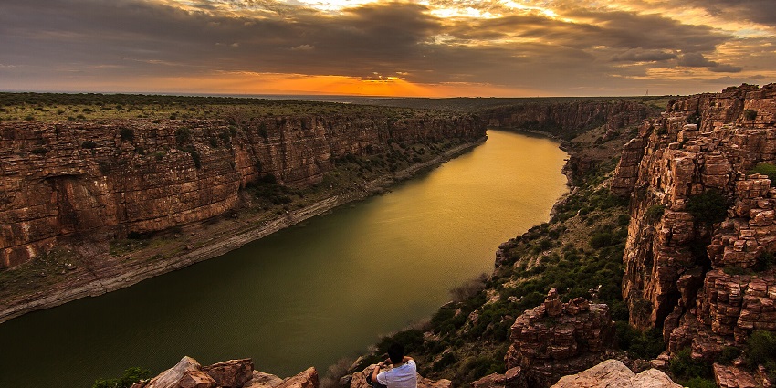 Gandikota Canyon's striking cliffs and river views, are the top things to do in Gandikota.