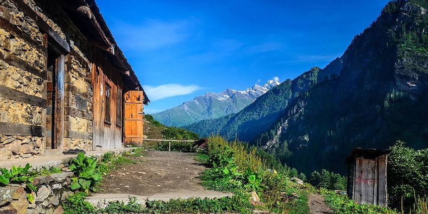 Scenic image of Kheerganga Trek and Himalayan Mountain Range in Himachal Pradesh
