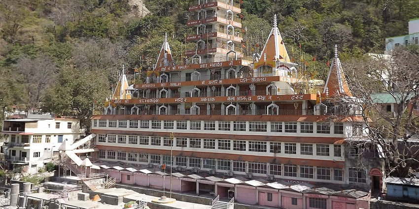 This temple in Rishikesh has an iconic spiritual vibe with peaceful surroundings.
