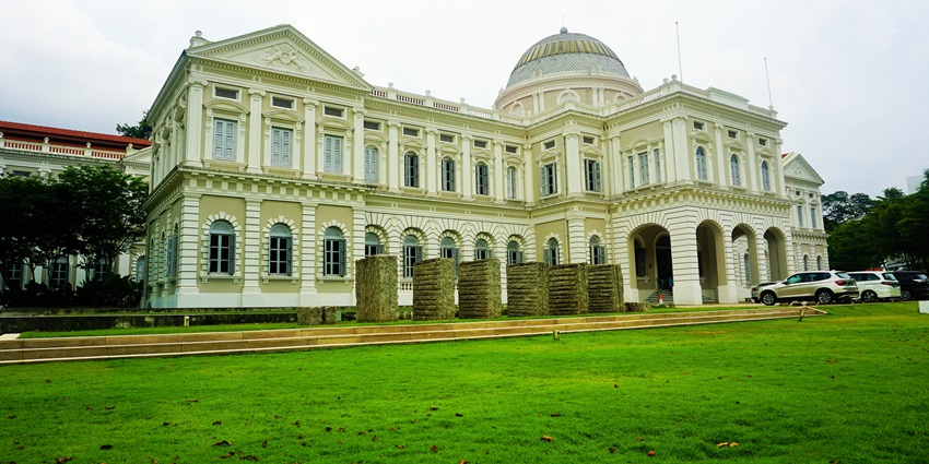 Facade of National Museum of Singapore showcasing colonial architecture.