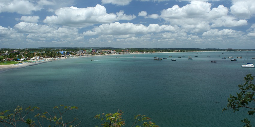 Bay of Trincomalee, a stunning coastal destination for family visits in Sri Lanka.