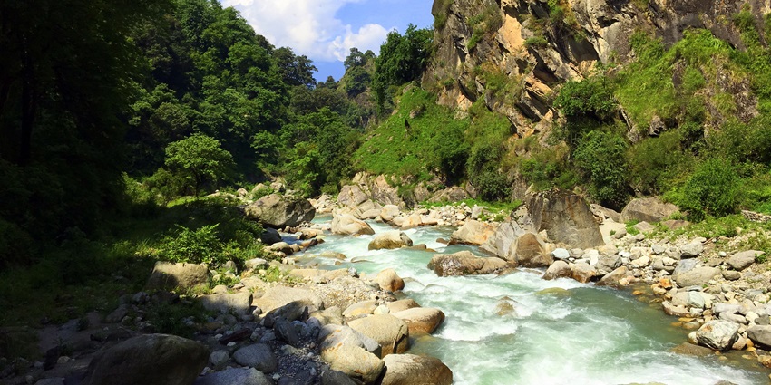 Enjoy the beautiful views of Tirthan Valley, one of the places to visit in kasol in August.