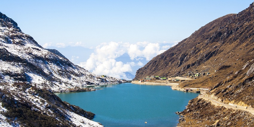 This lake is a spectacular glacial lake which provides unique scenes during summers and winters both.