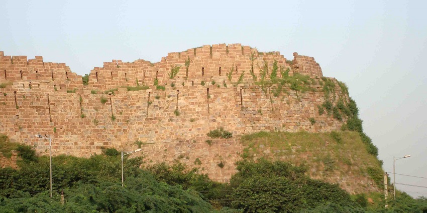 Tughlaqabad Fort is one of the historical places to visit near Karol Bagh for historians.